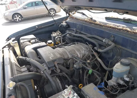 2002 Toyota Sequoia Sr5 V8 z USA, uszkodzony, nr VIN 5TDZT34AX2S079437